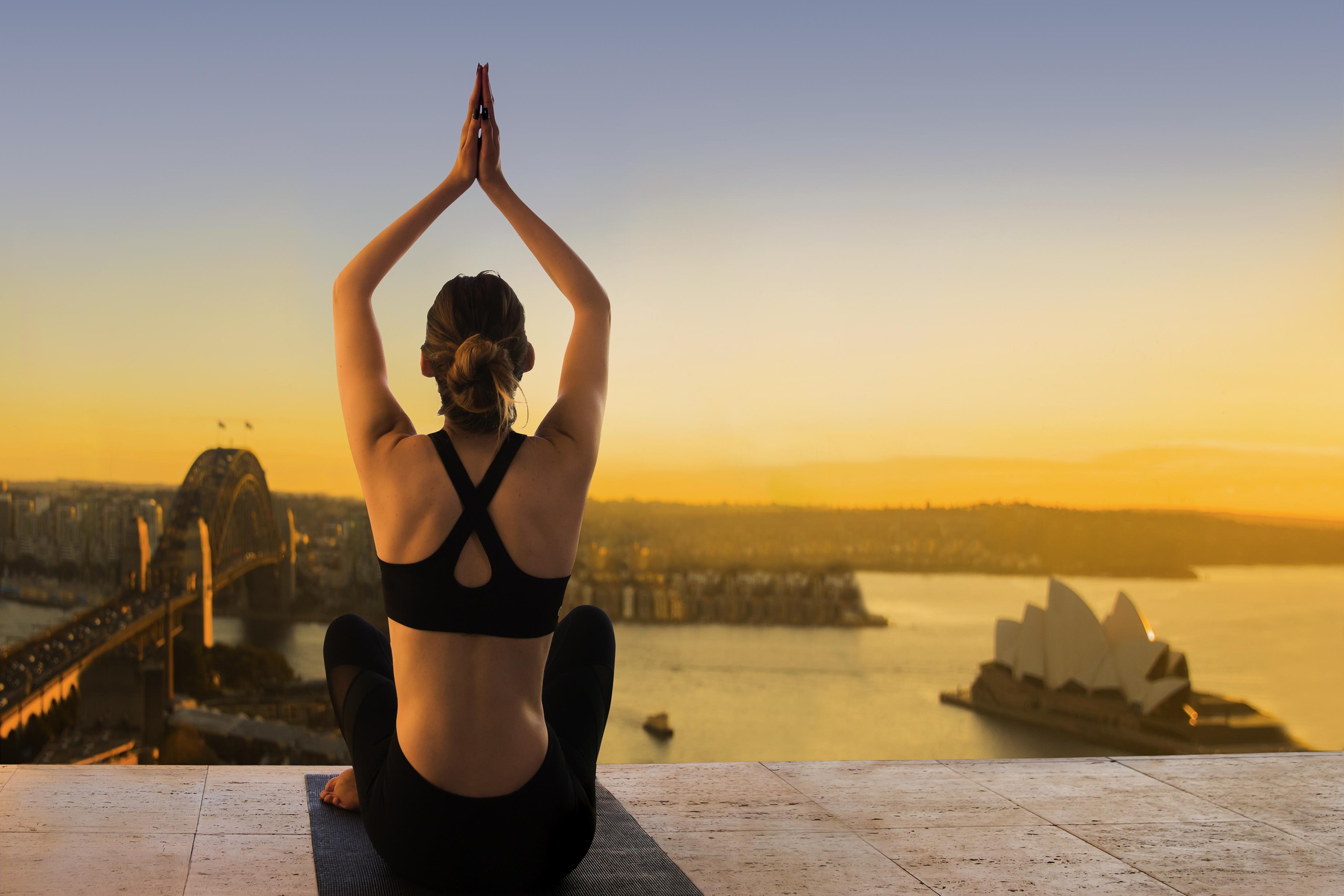 The Sebel Quay West Suites Sydney Eksteriør bilde A woman practicing yoga at the Sydney Opera House