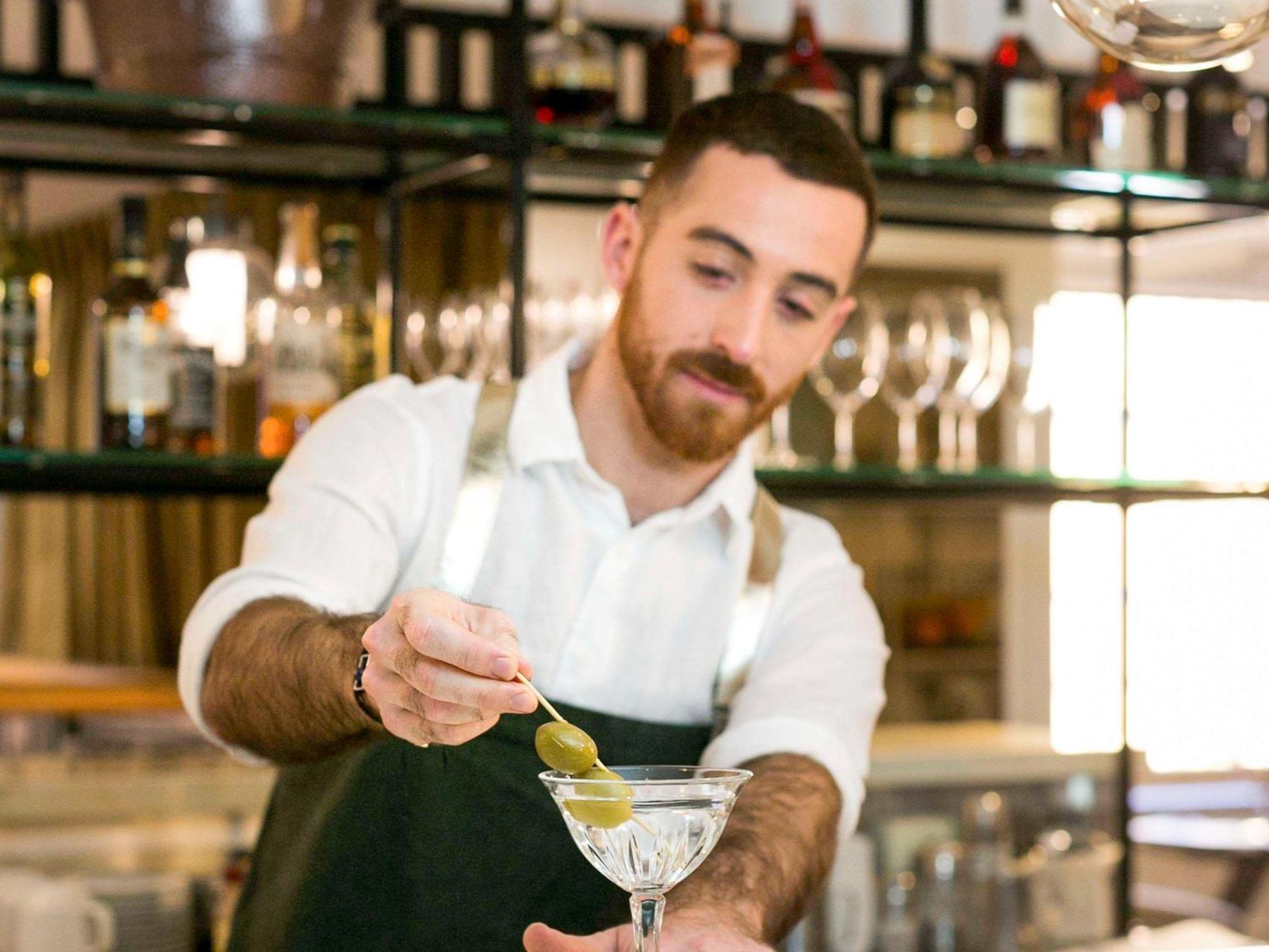 The Sebel Quay West Suites Sydney Eksteriør bilde A bartender at work