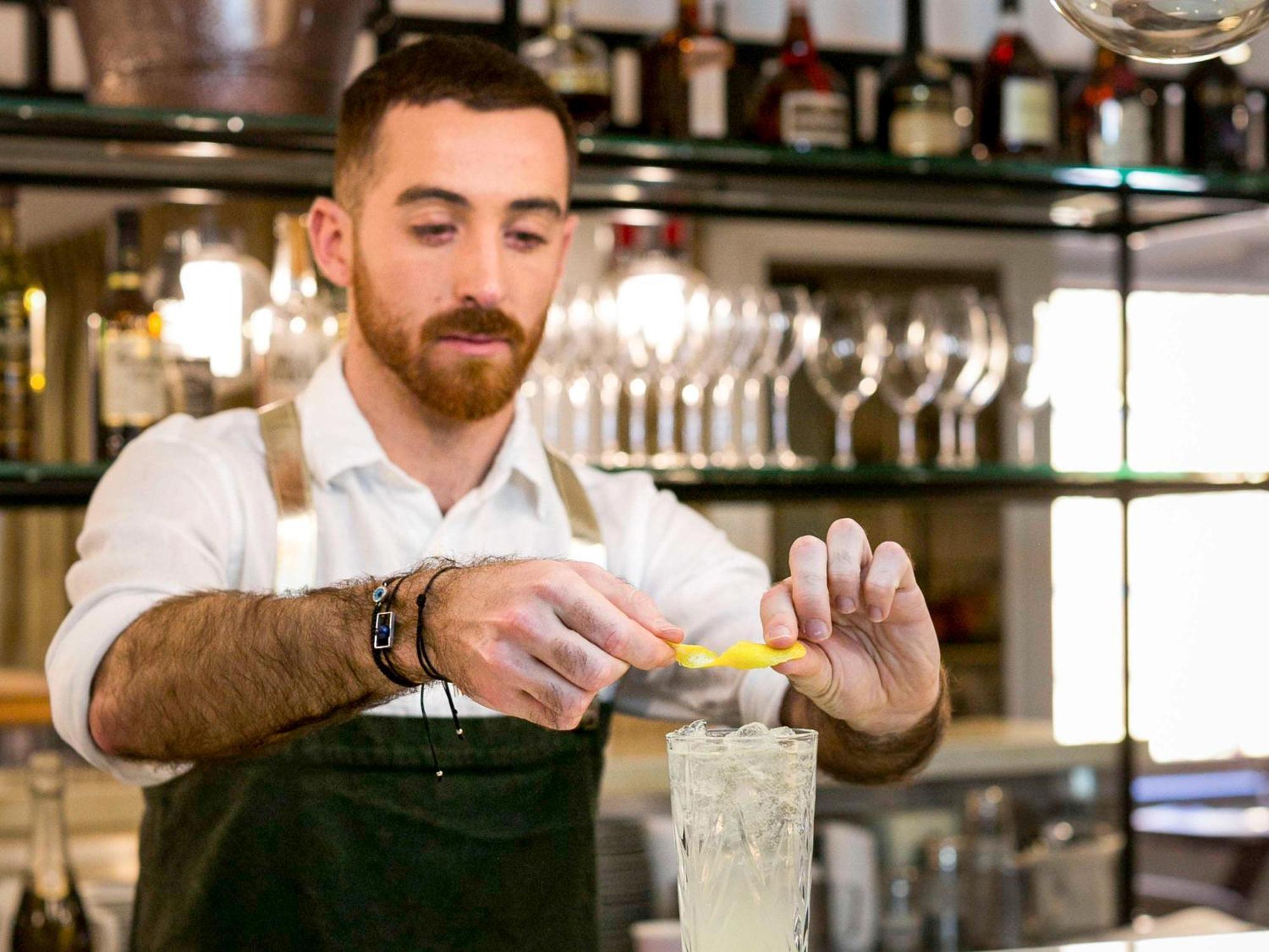 The Sebel Quay West Suites Sydney Eksteriør bilde A bartender at work