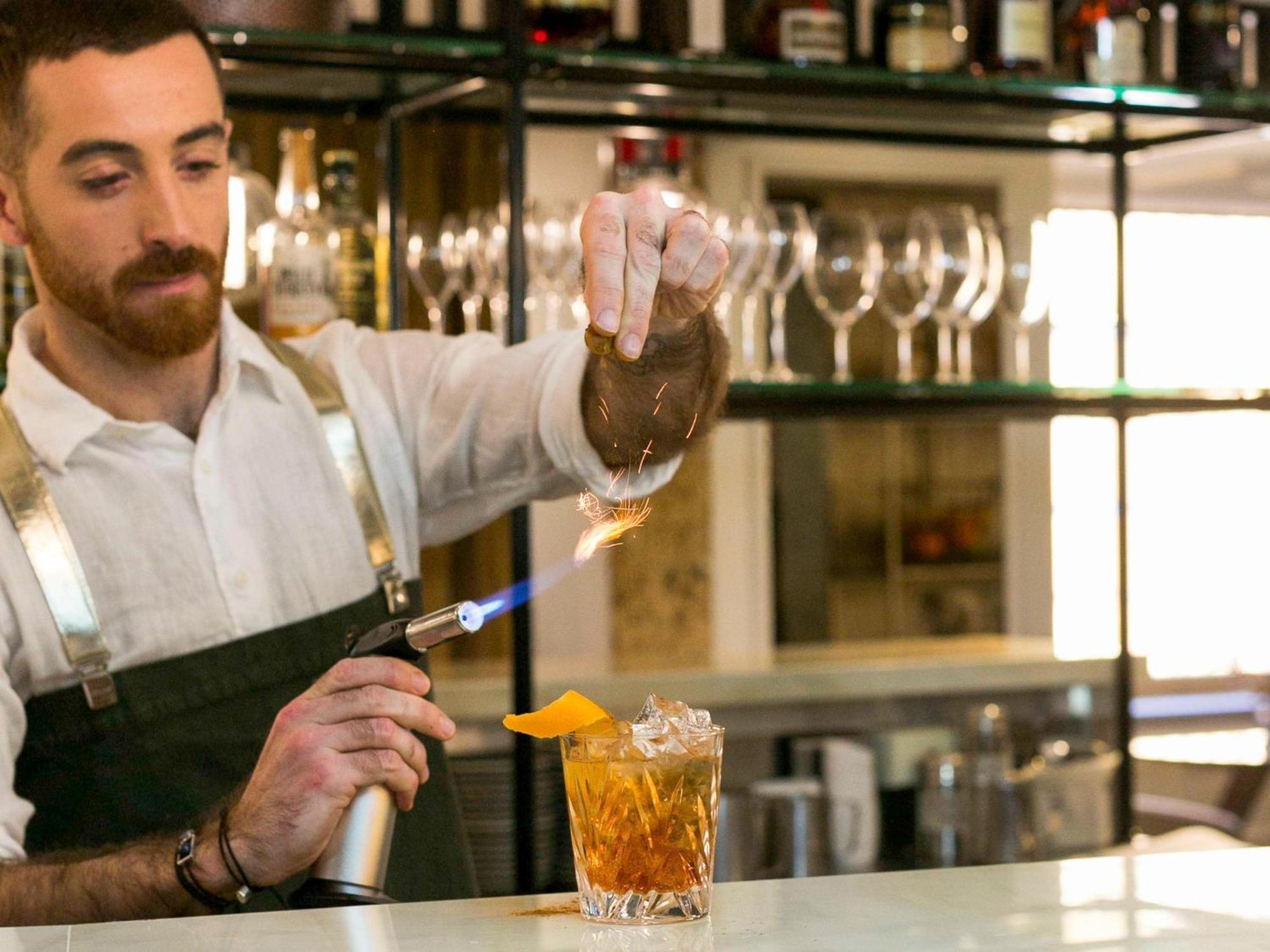 The Sebel Quay West Suites Sydney Eksteriør bilde A bartender preparing a cocktail